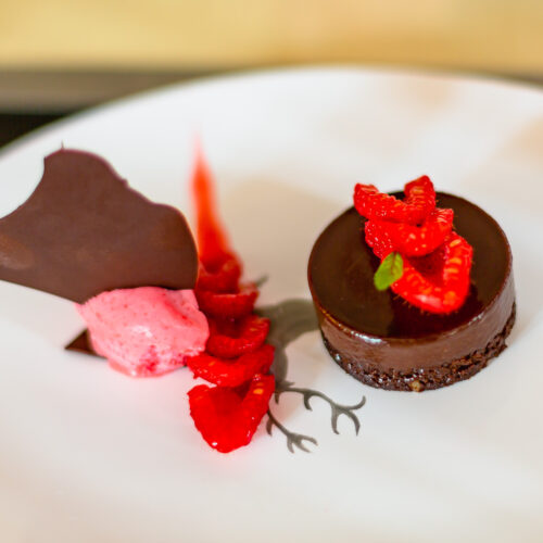 Chocolate cake and chocolate tartlets with raspberries and ganache - Dessert cooking school Olivier Fabing Patisserie - Homemade Chocolate tartlets and raspberry tartlets - Chocolate cake with ice cream and raspberries