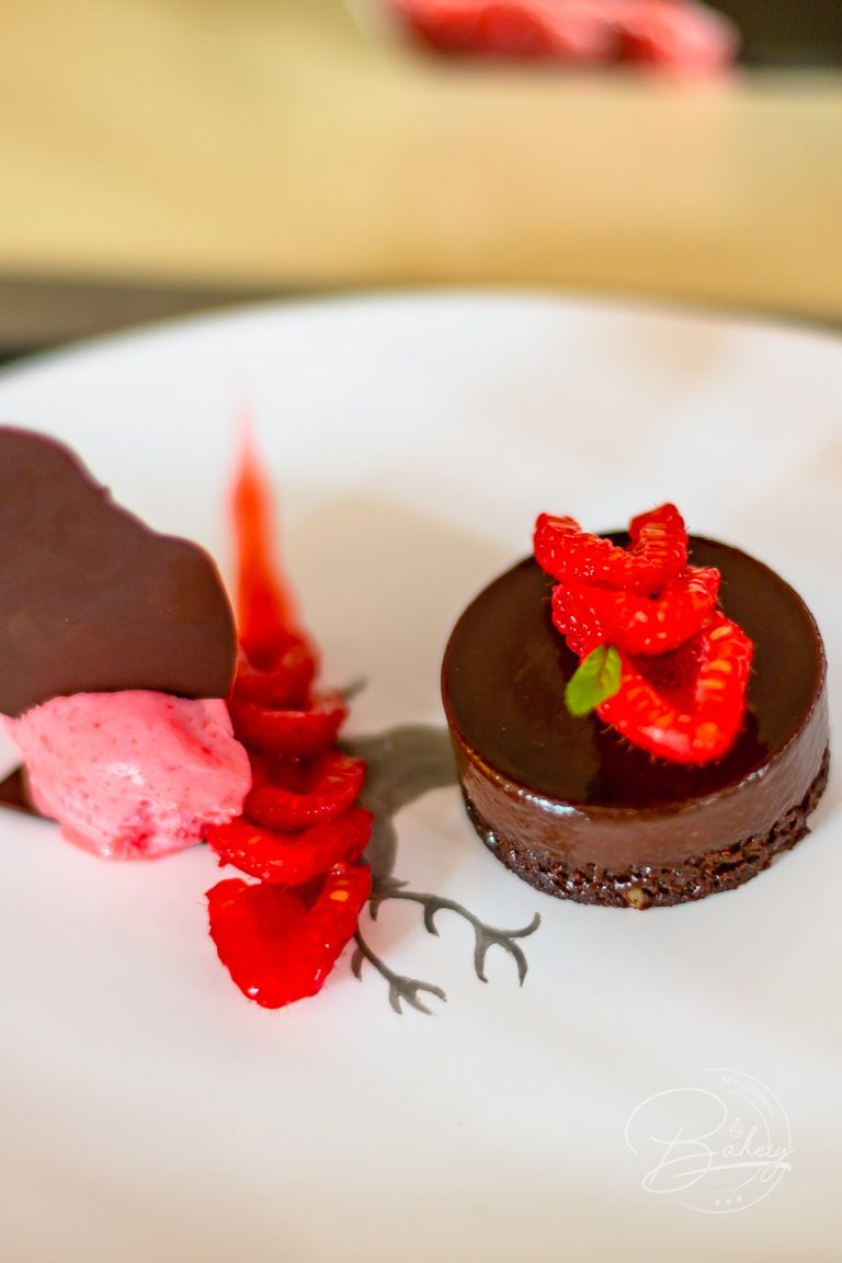 Chocolate cake and chocolate tartlets with raspberries and ganache - Dessert cooking school Olivier Fabing Patisserie - Homemade Chocolate tartlets and raspberry tartlets - Chocolate cake with ice cream and raspberries