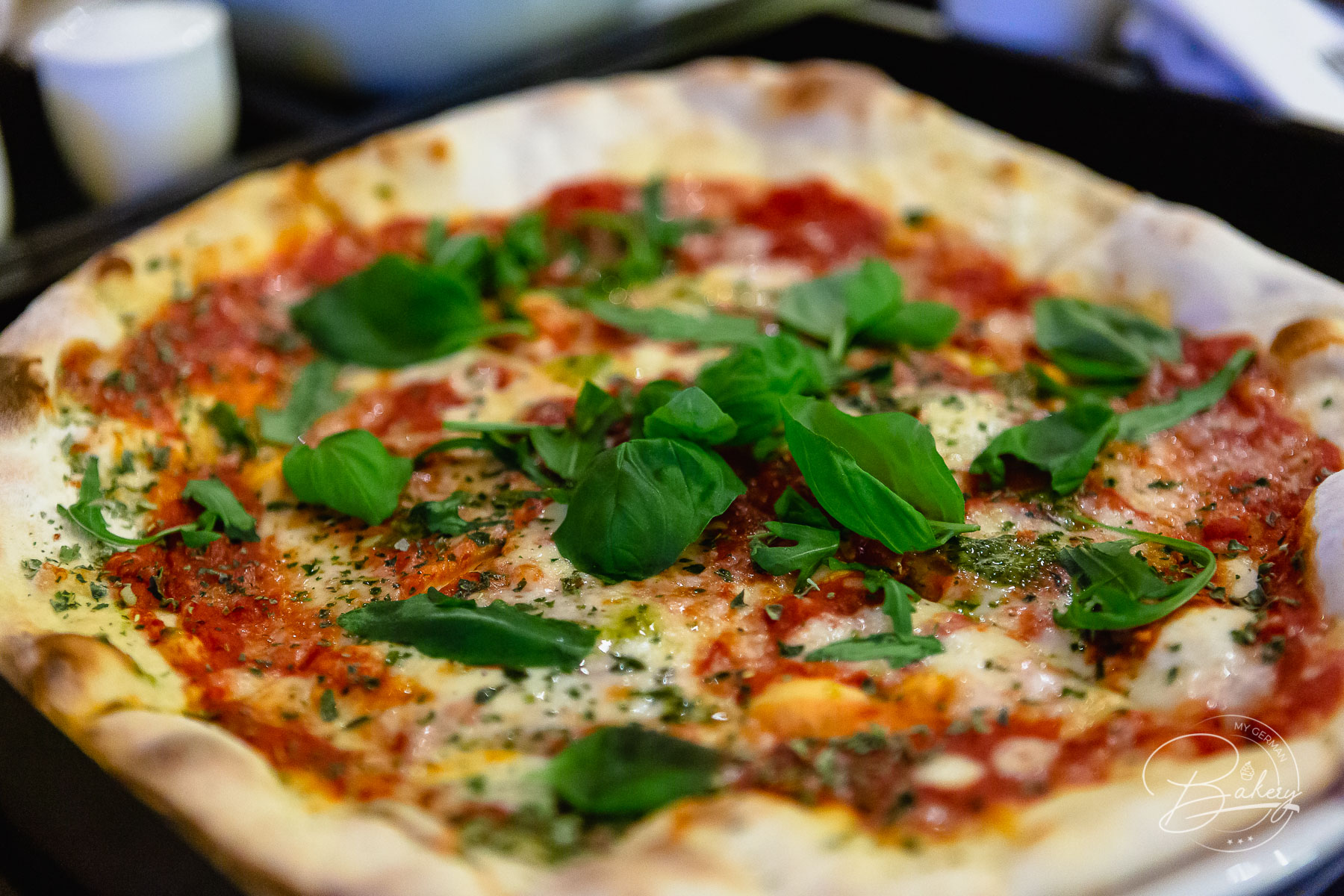 Pizzateig Rezept - bester Pizzateig selber machen - Pizza Grundrezept Rezept für Pizza - schneller Pizzateig - Pizza selber backen - Pizzateig mit Mehl, Wasser, Hefe, Öl, Salz und Gewürze. Leckeres Pizzateig Rezept