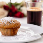 Espresso Muffins Rezept - Kaffee Muffins Backanleitung - Muffins mit Schokolade, Nüssen, Früchten - schnell gemachte Muffins - einfaches Backrezept für Kinder und Erwachsene - Minikuchen Rezept für leckere Kaffee Muffins. Muffins und Cupcakes mit Kaffee Geschmack, dunkler Schokolade, Nüssen