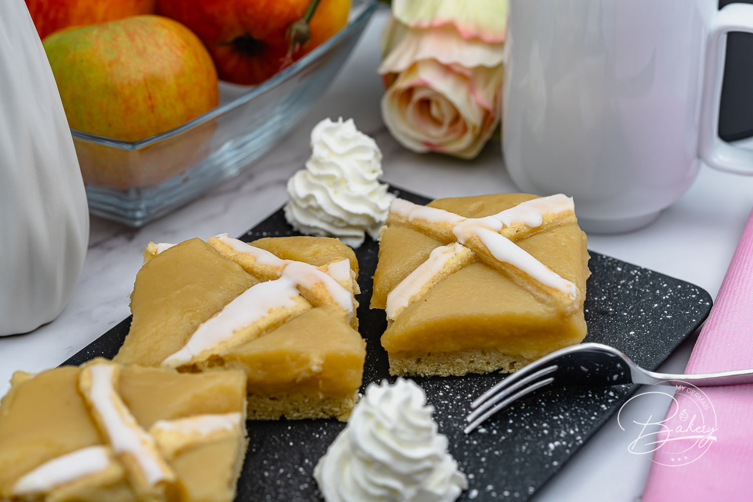 Einfacher Blechkuchen - Rezept mit Apfelmus - Gitterkuchen