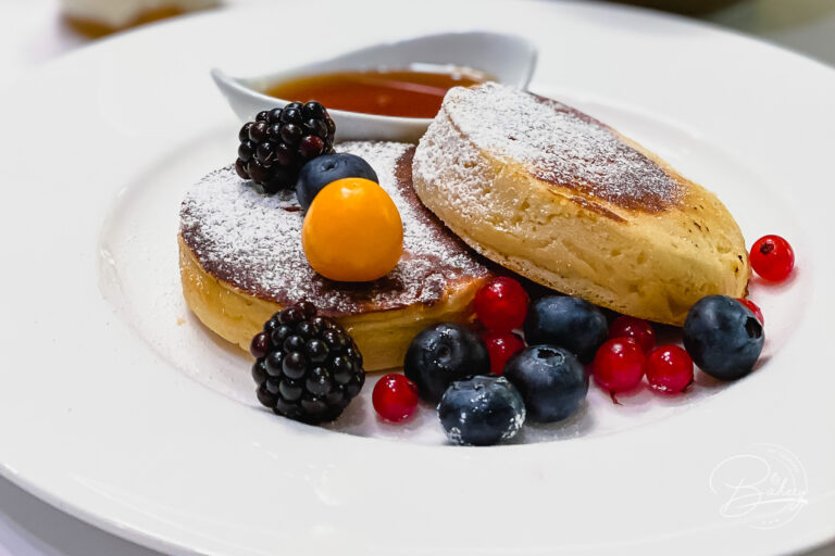 Best pancakes recipe for small round thick fluffy and delicious pancakes, mini pancakes with easy recipe with maple syrup, berries, cinnamon - make your own thick pancakes fluffy american pancakes - make your own american pancakes - fluffy pancakes - pancakes recipe - delicious soft thick pancakes