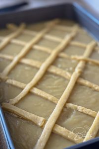 Simple sheet cake recipe with apple sauce - lattice cake