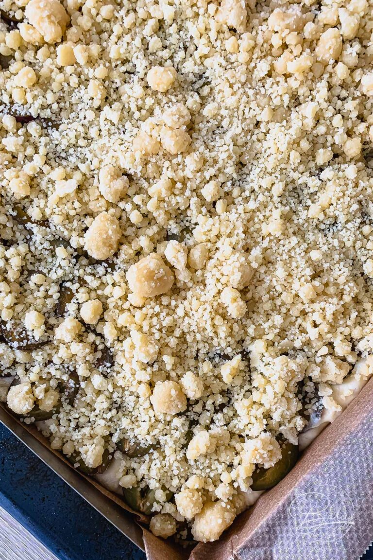 Plum crumble cake recipe - plum cake with yeast - Best plum cake as yeast cake - plum cake with yeast and crumble - perfect for summer - Delicious yeast cake recipe for plum crumble cake, plum cake with crumble. Quick, easy, step by step, plum cake.