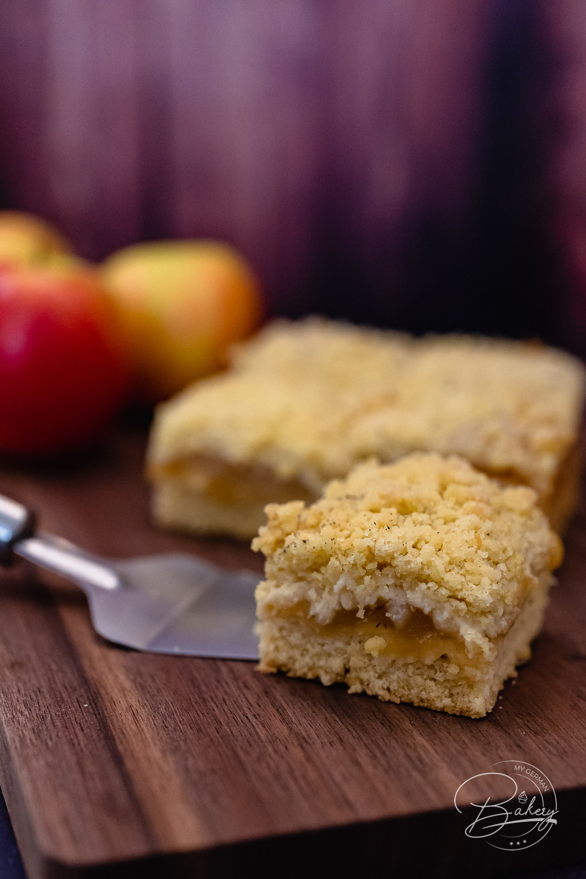 Simple apple cake with crumble recipe without yeast - apple cake and crumble cake with applesauce - without yeast very simple and fast - fresh apples - apple cake recipe without yeast with crumble - quick and easy with shortcrust pastry - Quick and easy apple cake with crumble recipe for a crumble cake with applesauce instead of apples. Fruit cake without milk and without yeast for