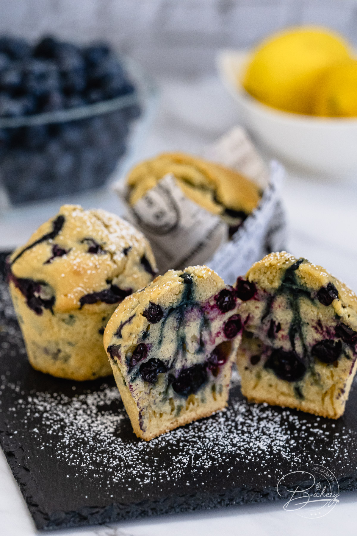 Blaubeer Muffins Rezept - bestes Muffin Rezept als Basis - saftige, lockere, fluffige, leckere Muffins mit Blaubeeren backen. Schnell, einfach und lecker sind diese Blaubeer Muffins, die dem Vorbild bei Starbucks sehr ähnlich sind. Buttermilch, Rohrzucker und Mehl