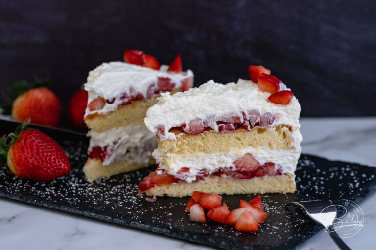 Light strawberry cream cake - Loose sponge cake - easily made - Strawberry cream cake and cream cake with sponge cake base as a cake for celebrations - Delicious and simple strawberry cream cake and homemade strawberry cake