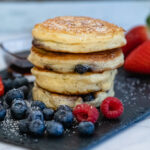 Einfaches Blaubeer Pancakes Rezept - leckere dicke kleine Pfannkuchen und Eierkuchen - Blaubeer-Pancakes - einfach locker und schnell gemacht - amerikanische Blueberry Pancakes und kleine Pfannkuchen - Blueberry Pancakes Rezept mit Blaubeeren. Frühstück