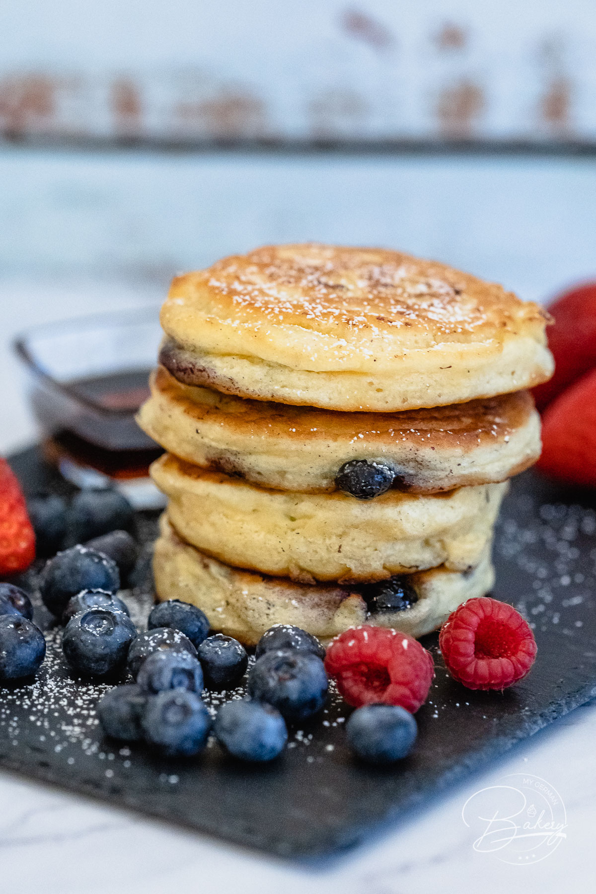 Easy blueberry pancakes recipe - delicious thick little pancakes and thick Crêpes - blueberry pancakes - easy fluffy and quick to make - American blueberry pancakes and little pancakes - blueberry pancakes recipe with blueberries. Breakfast with homemade pancakes