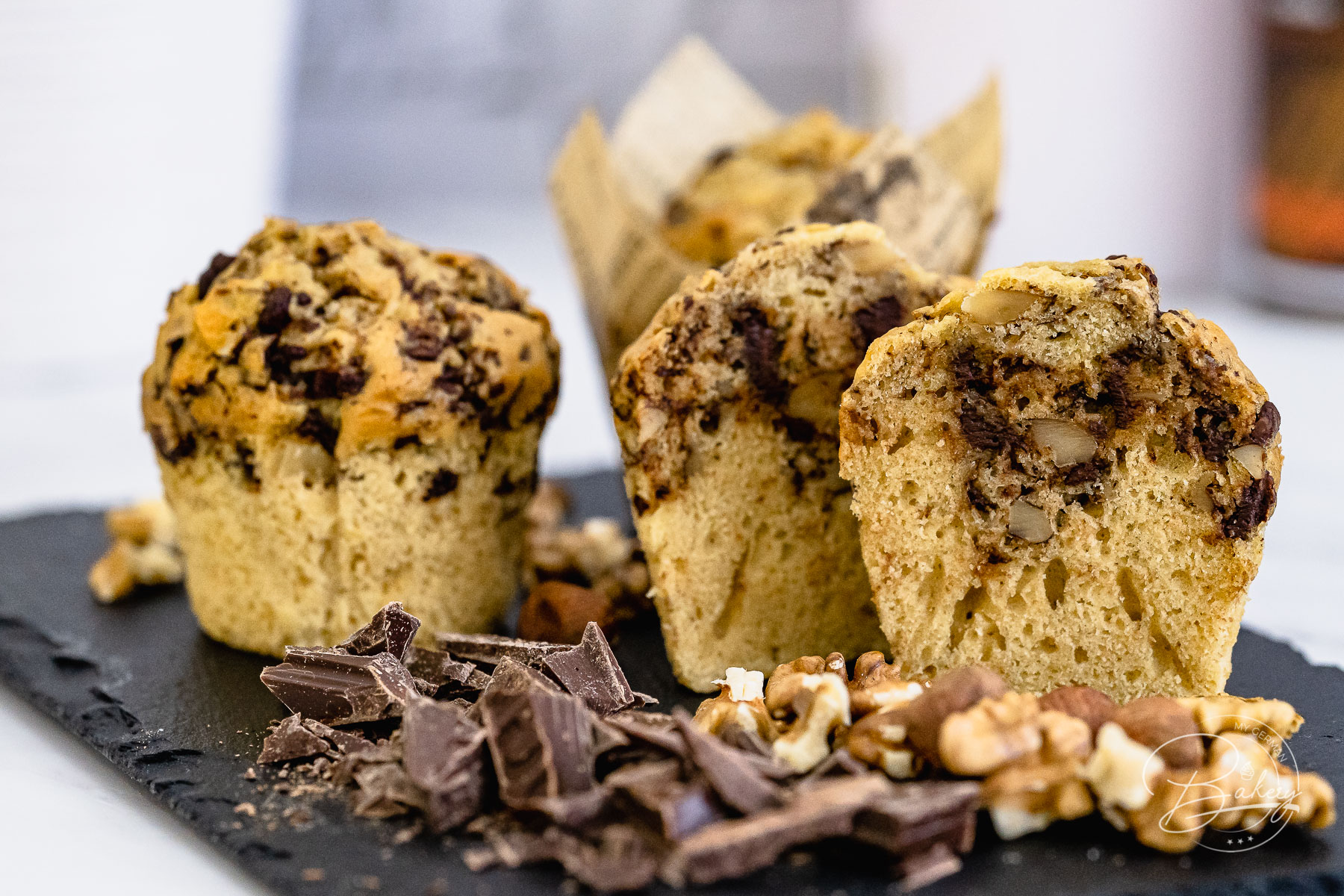 Beste Muffins mit Schokolade - Schokomuffins - einfaches Rezept - Rezept Muffins mit Schokolade und Nuss - extra locker und saftig selbst gemacht - Schoko Muffins und Schokoladen Muffins mit dunkler oder weißer Schokolade, Walnüssen,