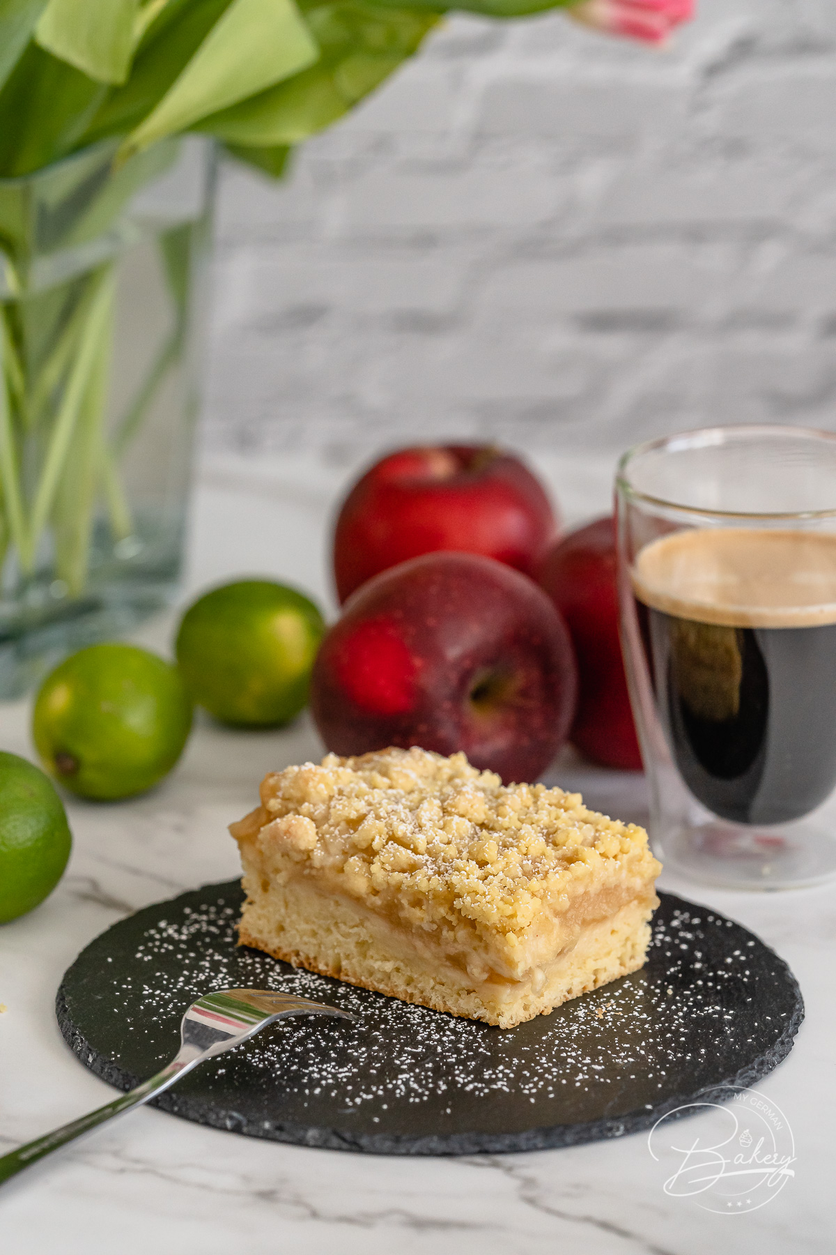 Apple crumble cake recipe - yeast cake delicious and easy - Delicious apple crumble cake recipe for yeast cake and crumble cake. Cake with butter crumbles and applesauce - quick easy instructions - delicious yeast cake - recipe sheet cake - easy cake with dry yeast.