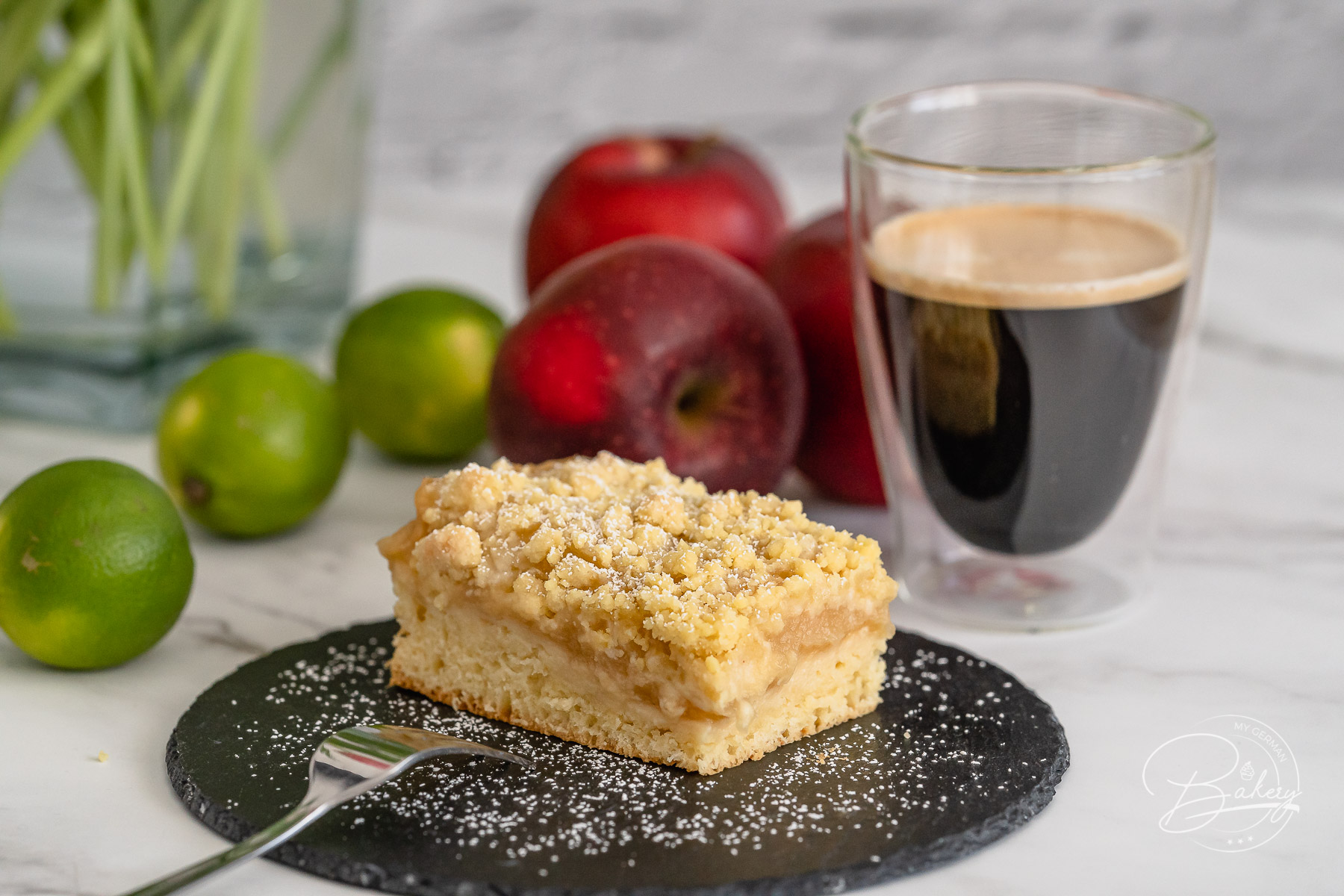 Apple crumble cake recipe - yeast cake delicious and easy - Delicious apple crumble cake recipe for yeast cake and crumble cake. Cake with butter crumbles and applesauce - quick easy instructions - delicious yeast cake - recipe sheet cake - easy cake with dry yeast.