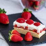 Strawberry cake with cream and sponge cake base - fast and delicious - sheet cake with whipped cream and fresh strawberries - strawberry cake with cream and sponge cake base - fruity, creamy, simply delicious