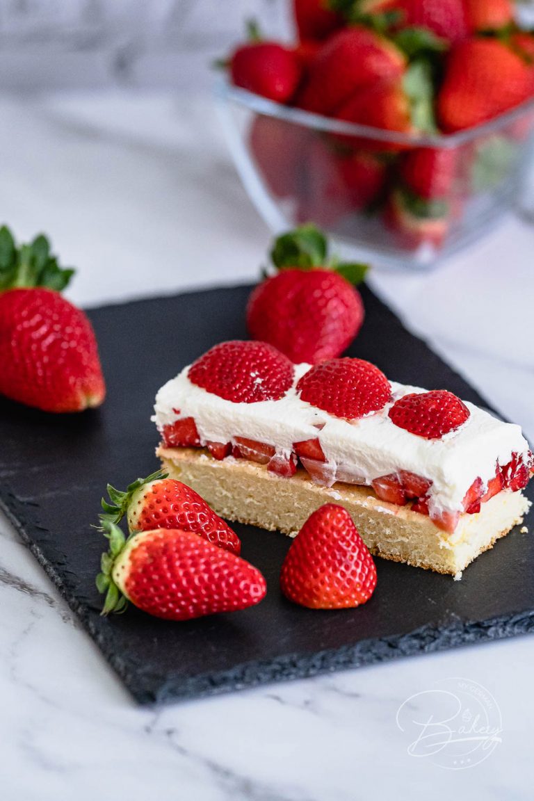 Strawberry cake with cream and sponge cake base - fast and delicious - sheet cake with whipped cream and fresh strawberries - strawberry cake with cream and sponge cake base - fruity, creamy, simply delicious