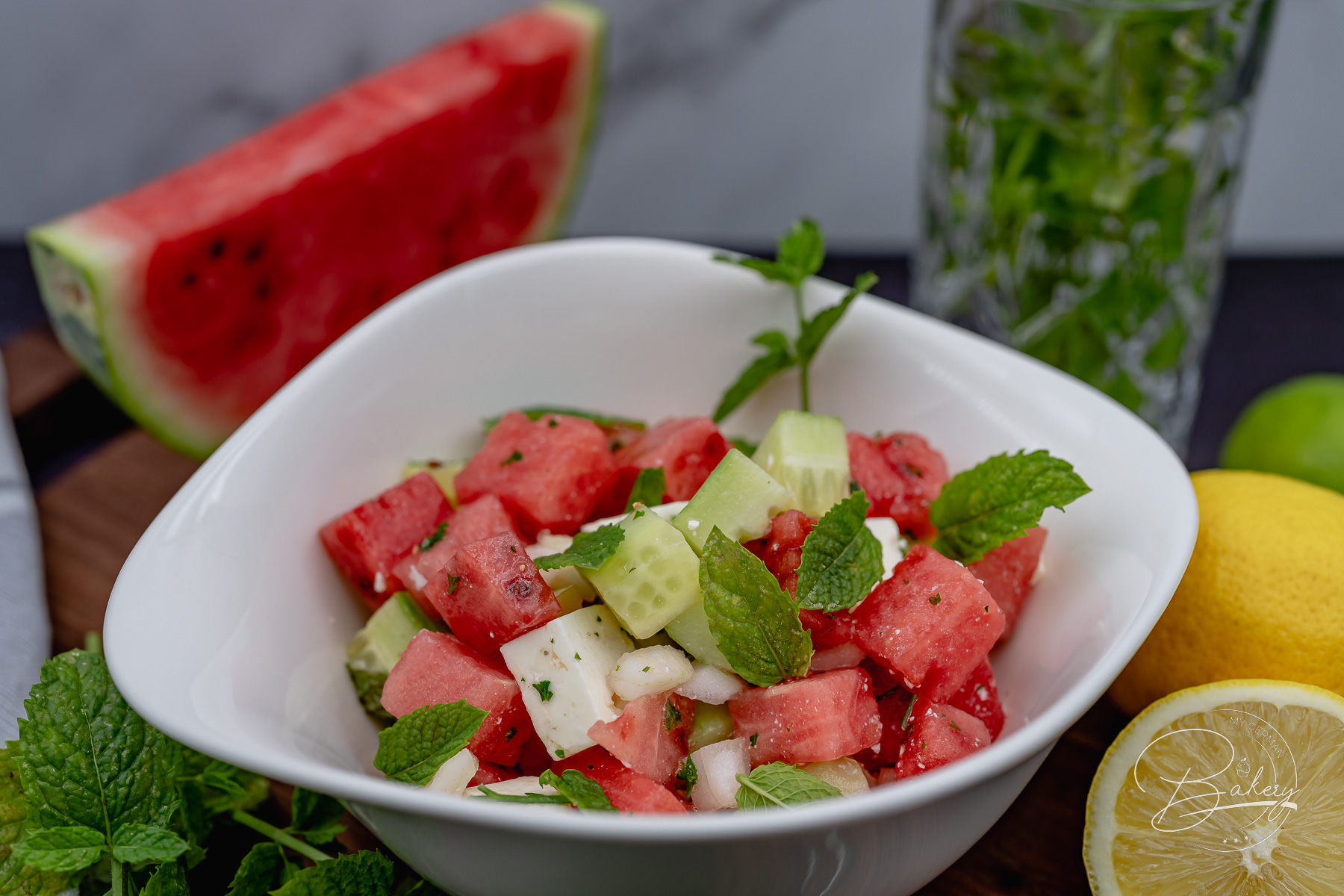 Sommersalat mit Wassermelone Rezept - Leichter Fitness Salat mit Feta - Fitness-Salat - Gesunder Salat mit Wassermelone, Gurke, Feta und frischer Minze - erfrischend und einfach