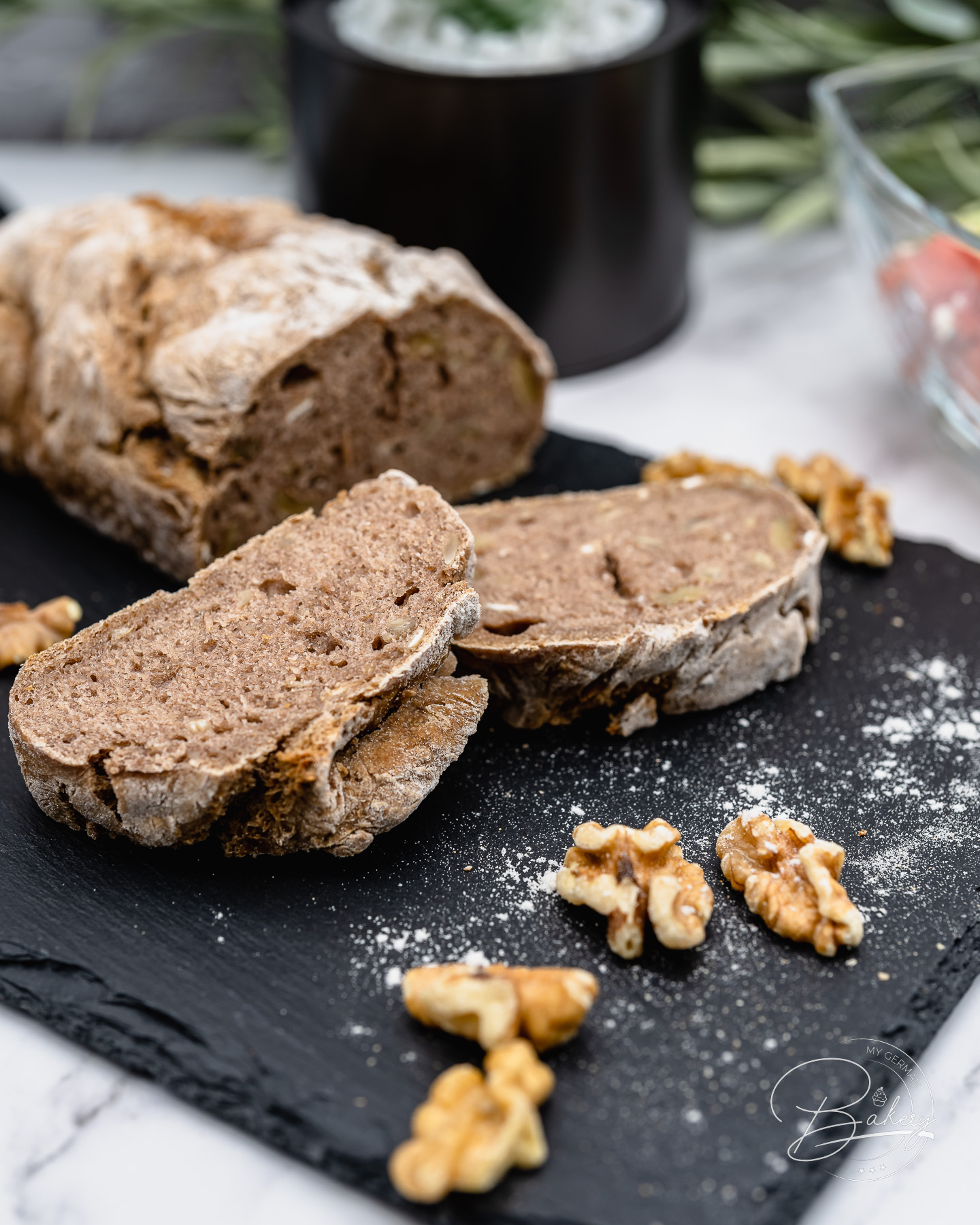 Vollkornbrot Rezept - dunkles Brot einfach selber backen - einfach, schnell, lecker - dunkles Brot backen - Vollkornbrot mit Walnüssen - gesundes und lockeres Brot zum Frühstück oder als Dinner-Brot zum Salat