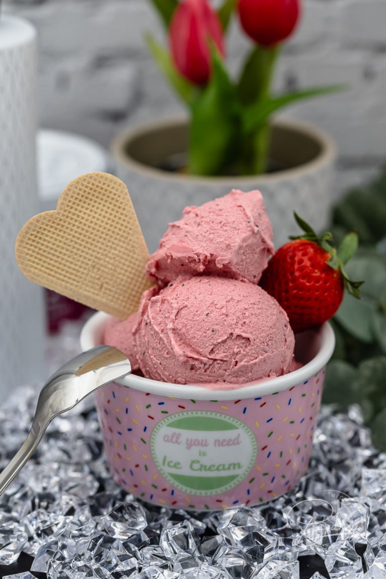 Schnelles und einfaches Erdbeer-Joghurt Eis Rezept für leckeres Speiseeis in wenigen Minuten. Cremiges Erdbeer-Eis als Frozen Yoghurt Variante