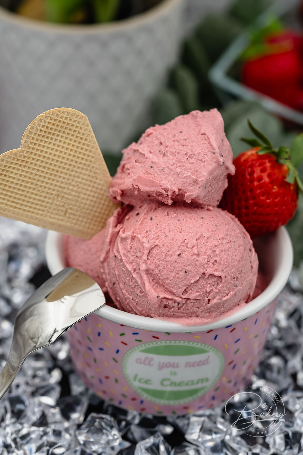 Schnelles und einfaches Erdbeer-Joghurt Eis Rezept für leckeres Speiseeis in wenigen Minuten. Cremiges Erdbeer-Eis als Frozen Yoghurt Variante