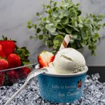 Leckeres Joghurt Eis Rezept schnell und einfach selber machen mit einfachen Zutaten und einer Eismaschine kann das Joghurteis cremig werden.