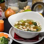 Klassische Hühnersuppe Rezept ist nicht nur bei Erkältungen das perfekte Hilfsmittel, sondern auch sehr nahrhaft. Großmutters Rezept der Suppe