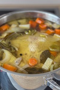 Klassische Hühnersuppe - einfach erklärt - gegen Erkältung - Klassische Hühnersuppe Rezept ist nicht nur bei Erkältungen das perfekte Hilfsmittel, sondern auch sehr nahrhaft. Großmutters Rezept der Suppe