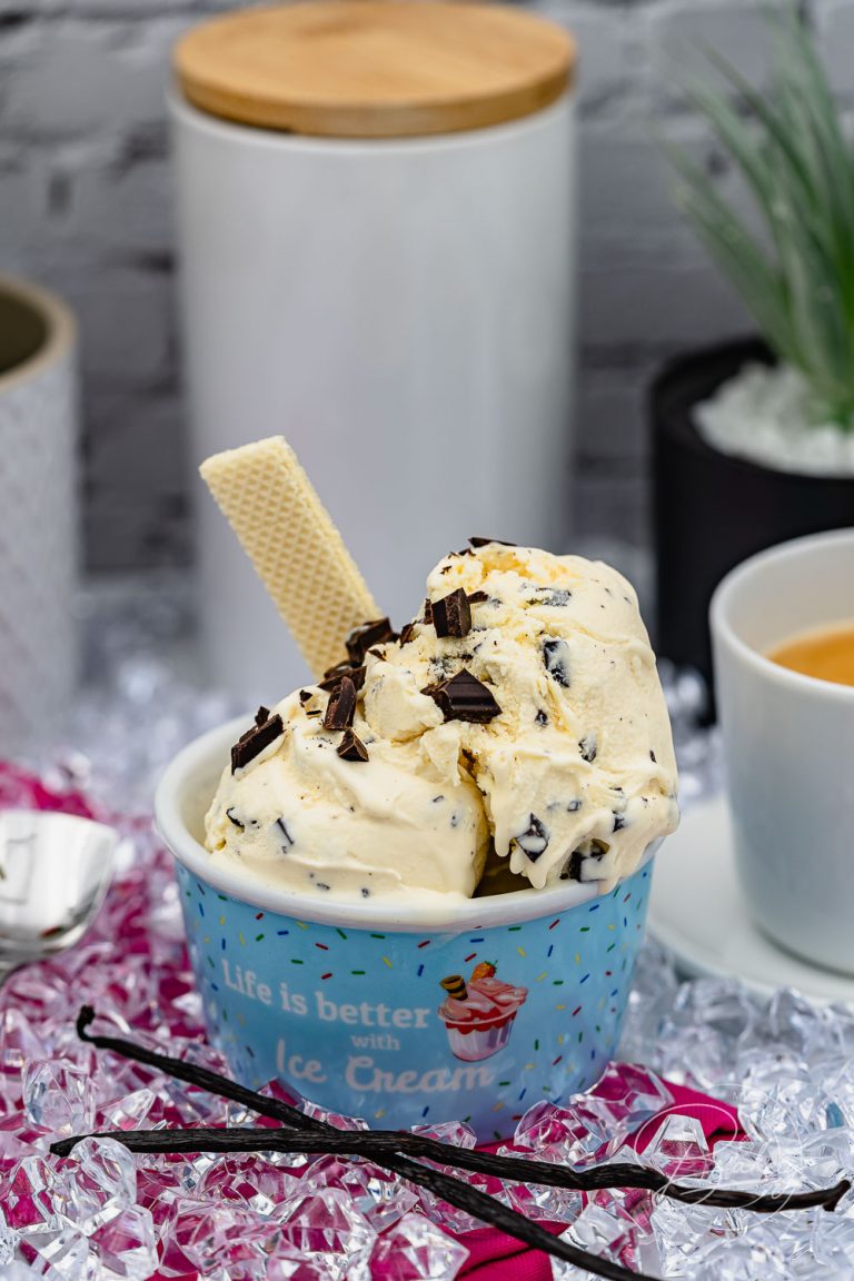 Creamy stracciatella ice cream recipe as aromatic vanilla ice cream with chocolate or chocolate chips for crunchy vanilla ice cream as ice cream