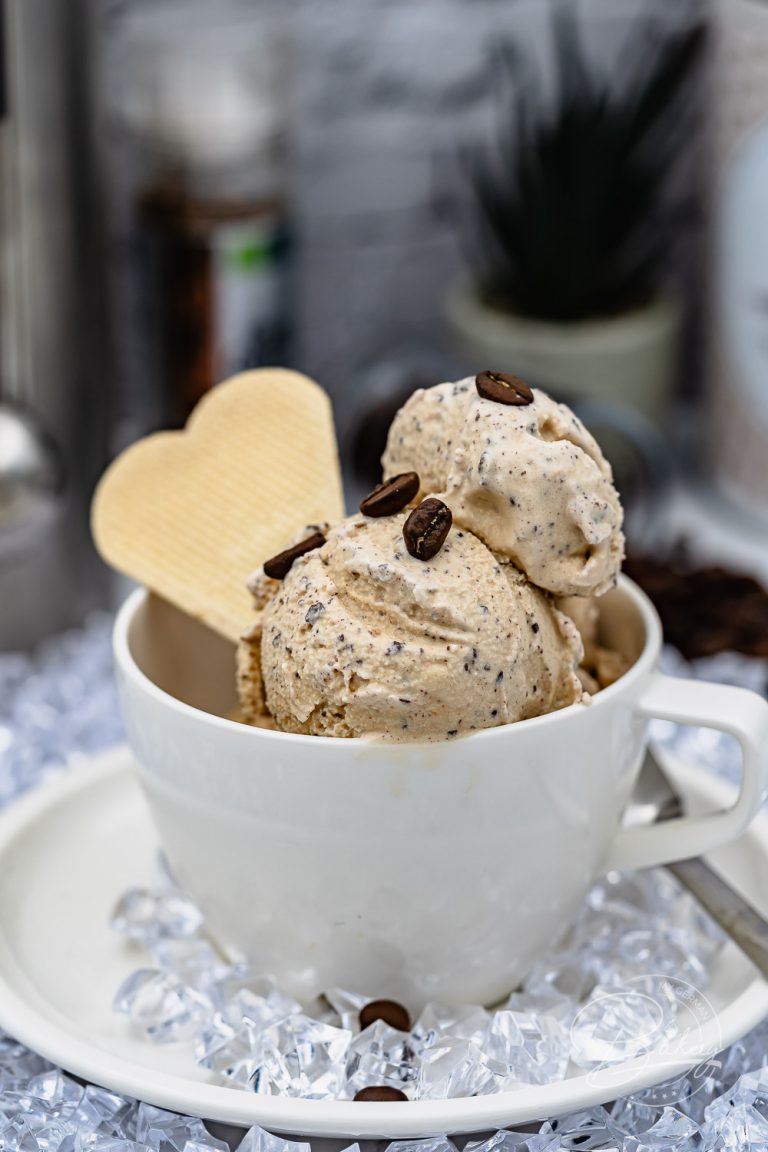 Coffee ice cream recipe - Cappuccino ice cream with chocolate - Delicious combination of ice cream and coffee, as a coffee ice cream recipe or cappuccino ice cream recipe with fresh espresso. Chocolate pieces